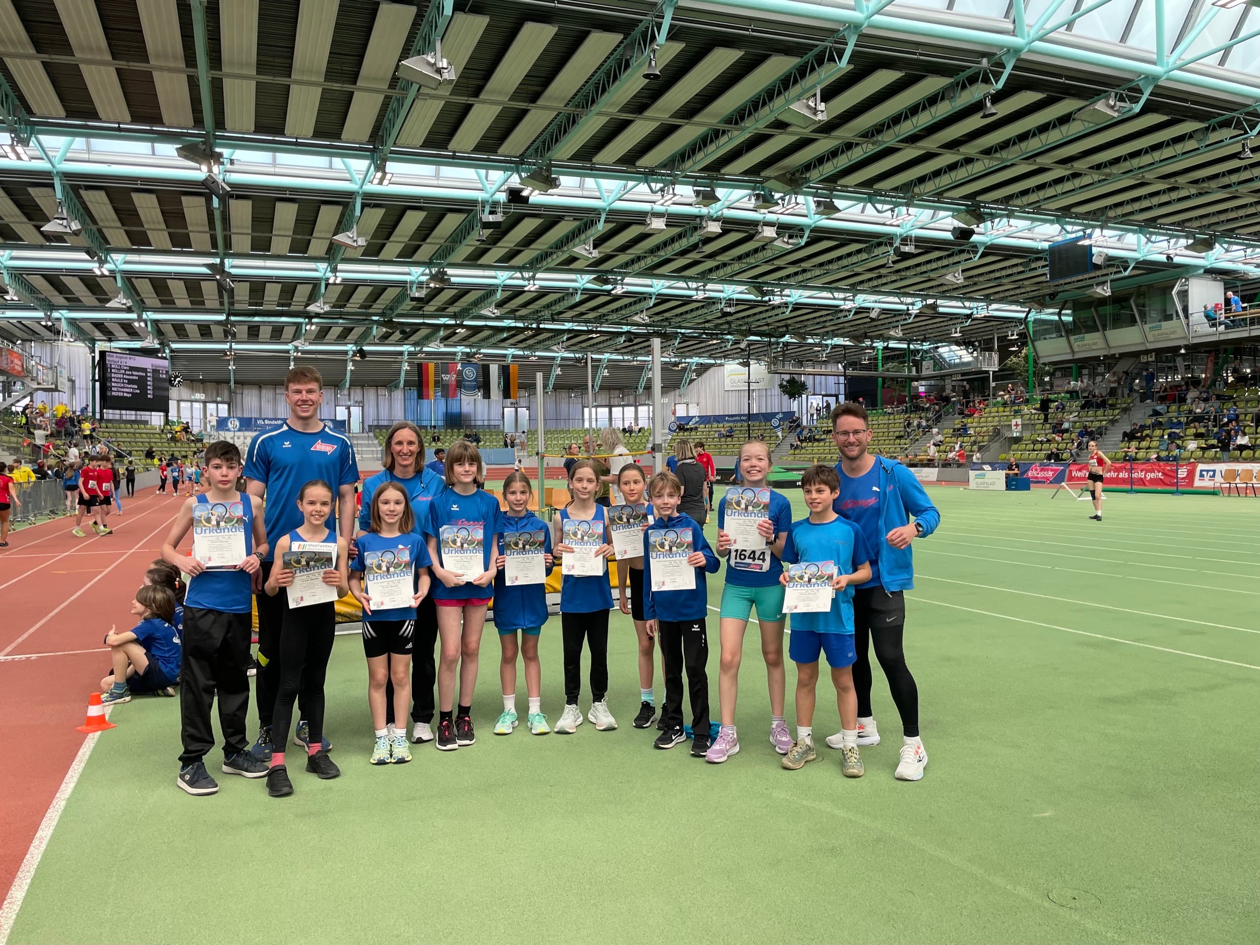 Florian Burkhardt als Trainer einer Kinderleichtathletikgruppe