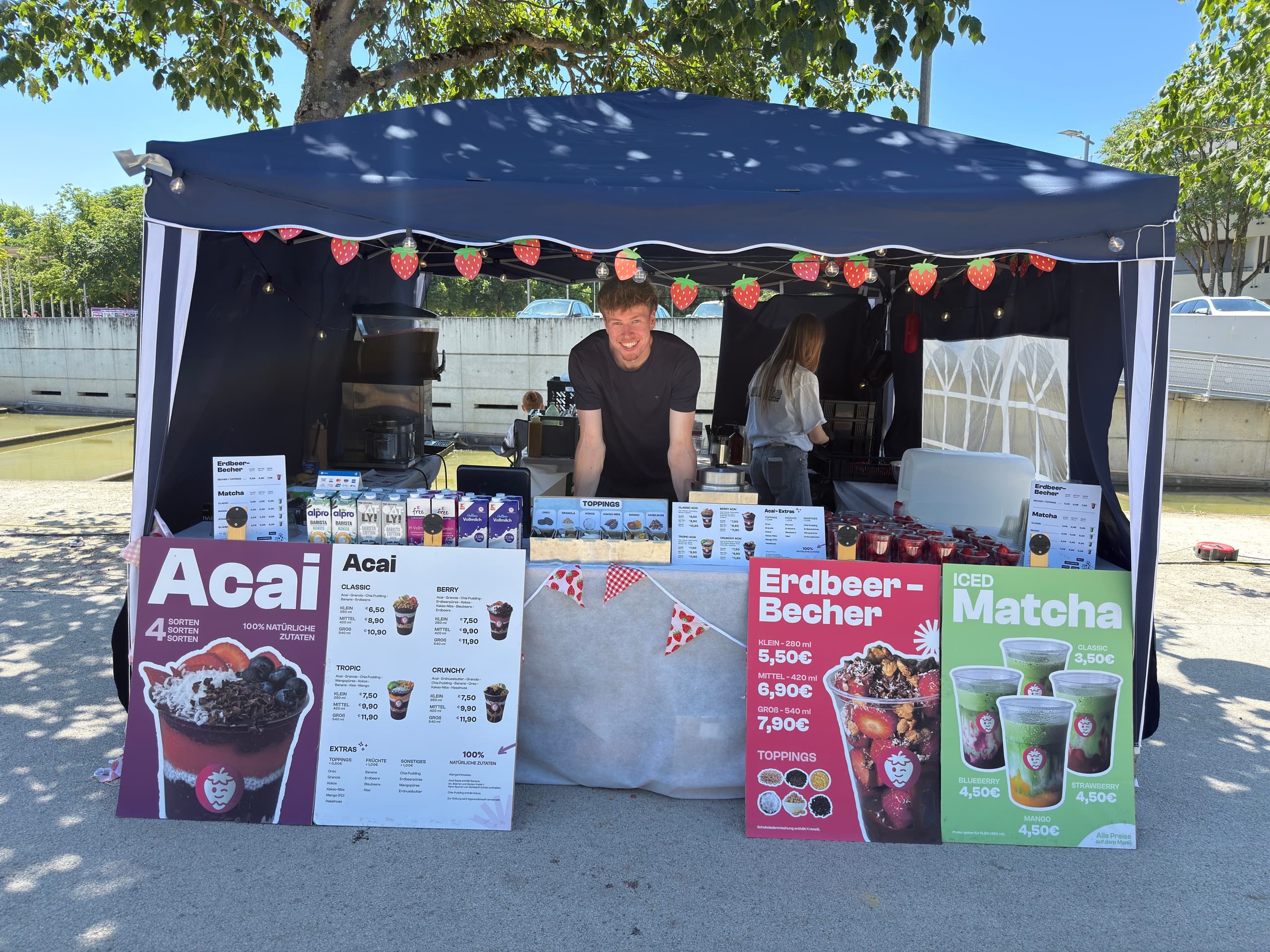 Florian Burkhardt hinter dem Berrybay-Stand mit der vollständigen Produktauslage