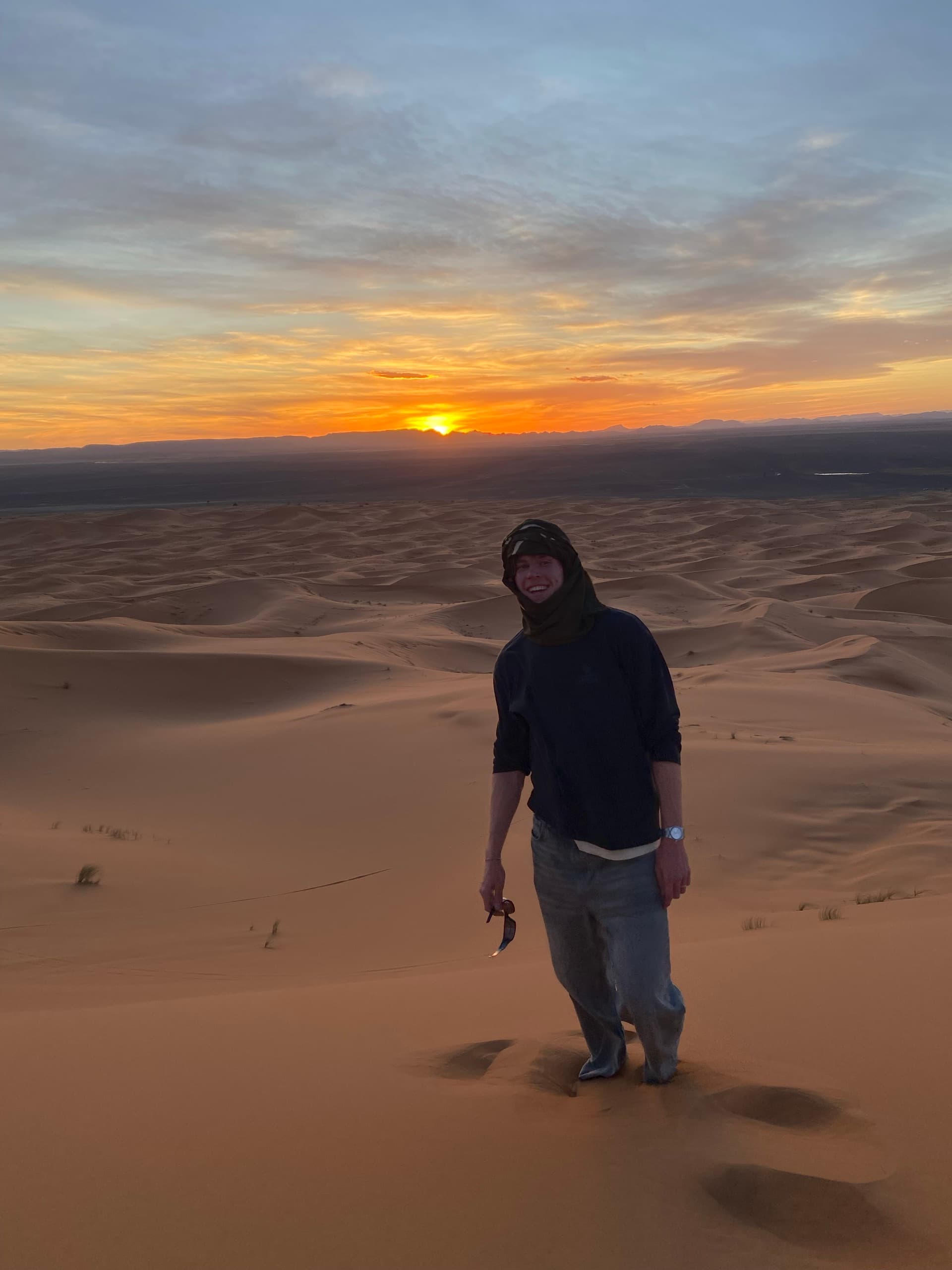 Florian Burkhardt in einer Wüstenlandschaft